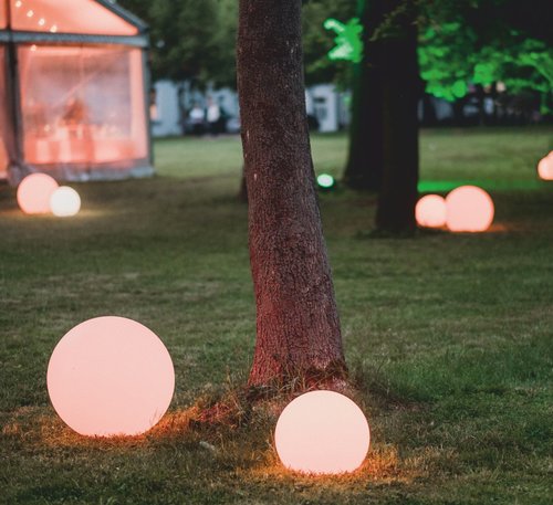 Wyjątkowa kolekcja lamp i świecących donic na taras i do ogrodu